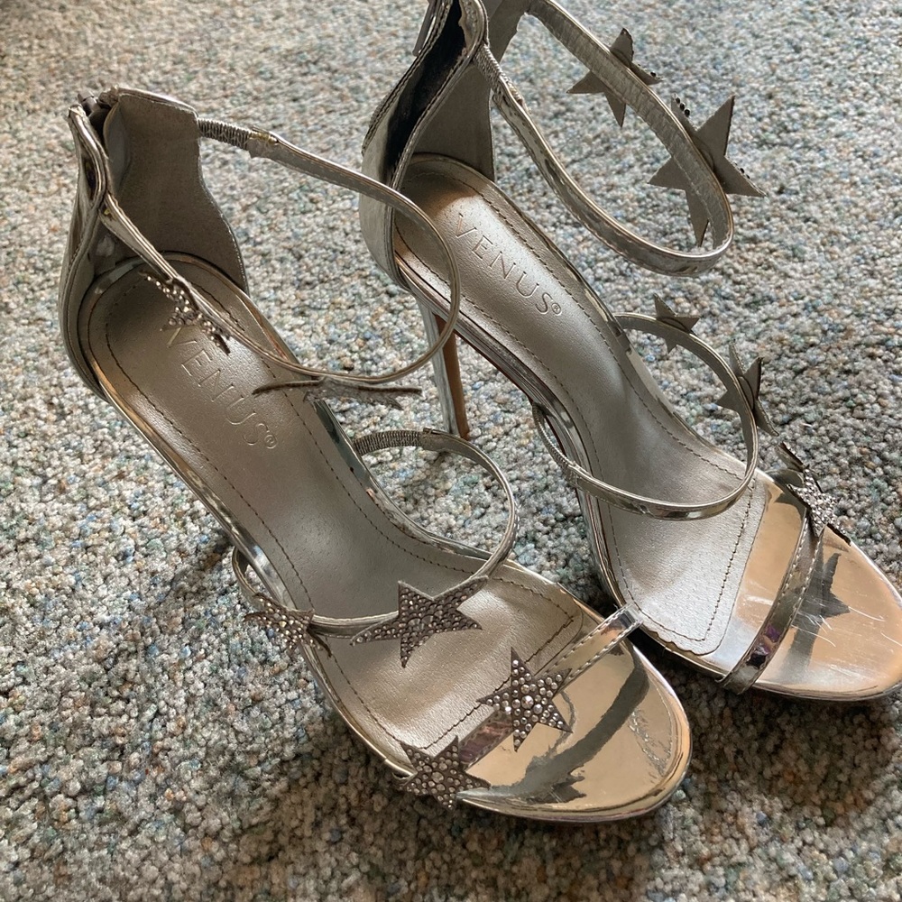 Venus Silver Metallic Star Heels Size 7.5